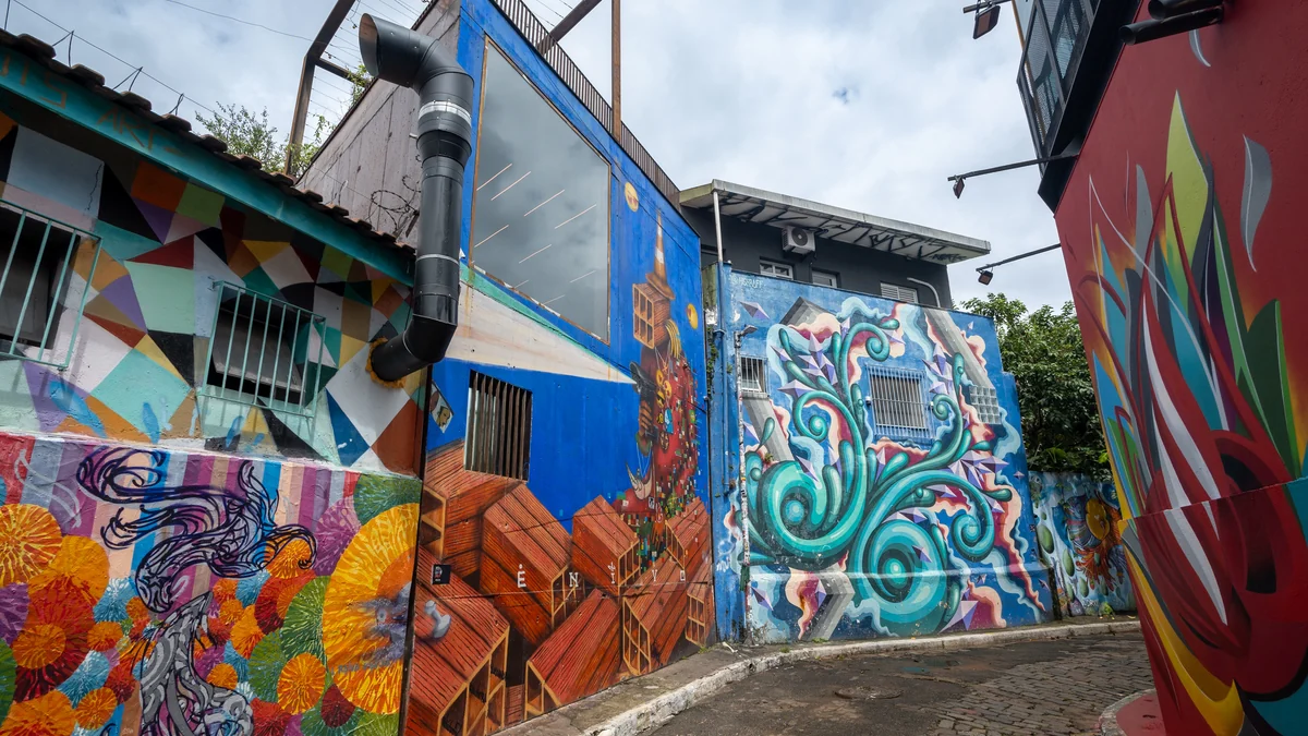 Ruelle étroite du Beco do Batman entre des façades couvertes de fresques colorées