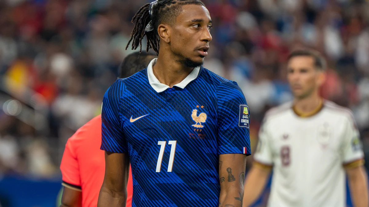 Michael Olise com a camisa azul número 11 da seleção francesa