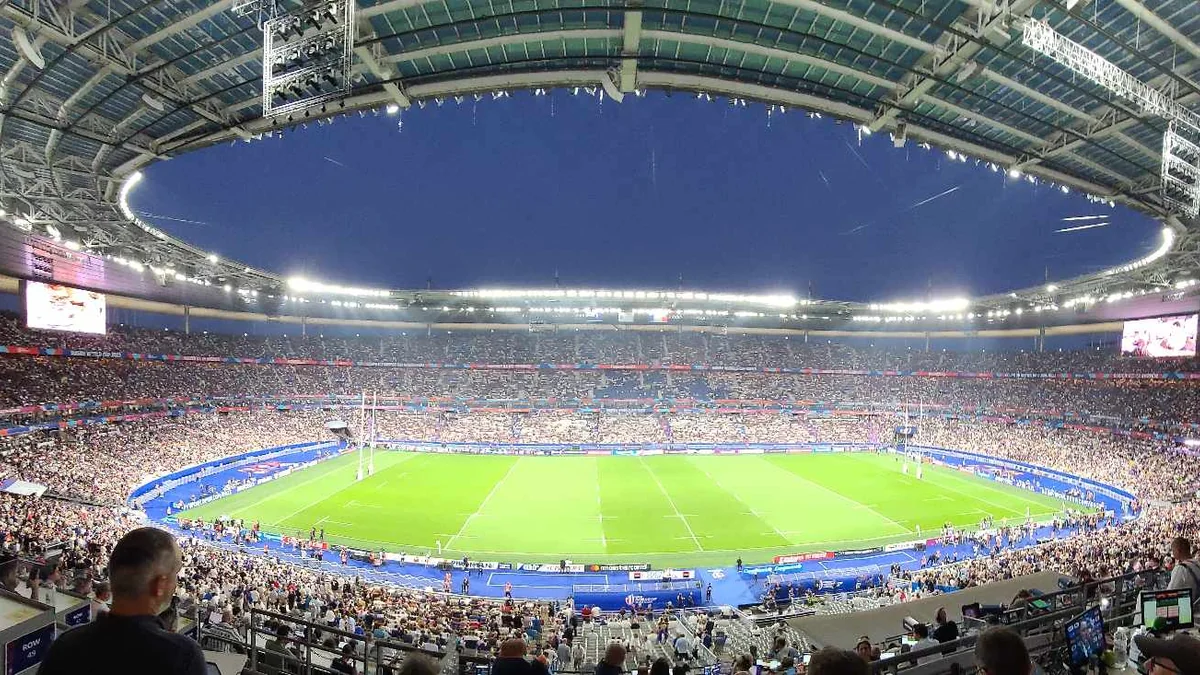 Vue panoramique du Stade de France rempli, avec la pelouse verte de rugby sous la toiture circulaire