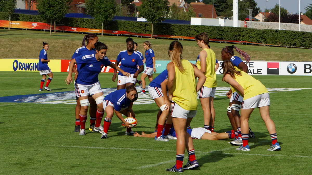 France women’s rugby players train around the ball on a field