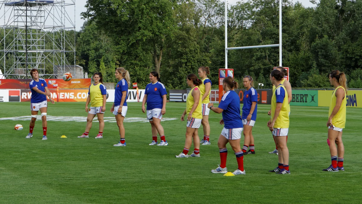 France women’s players spread across the field during a rugby training session