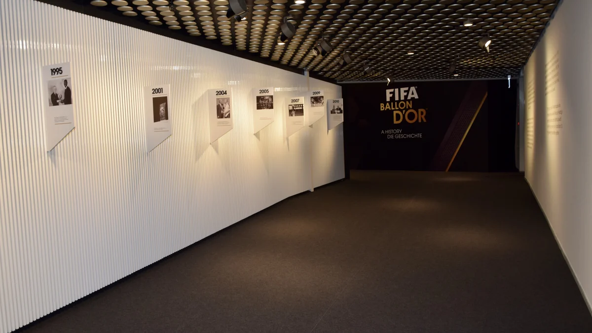 Galeria de museu com cronologia da FIFA Ballon d’Or nas paredes