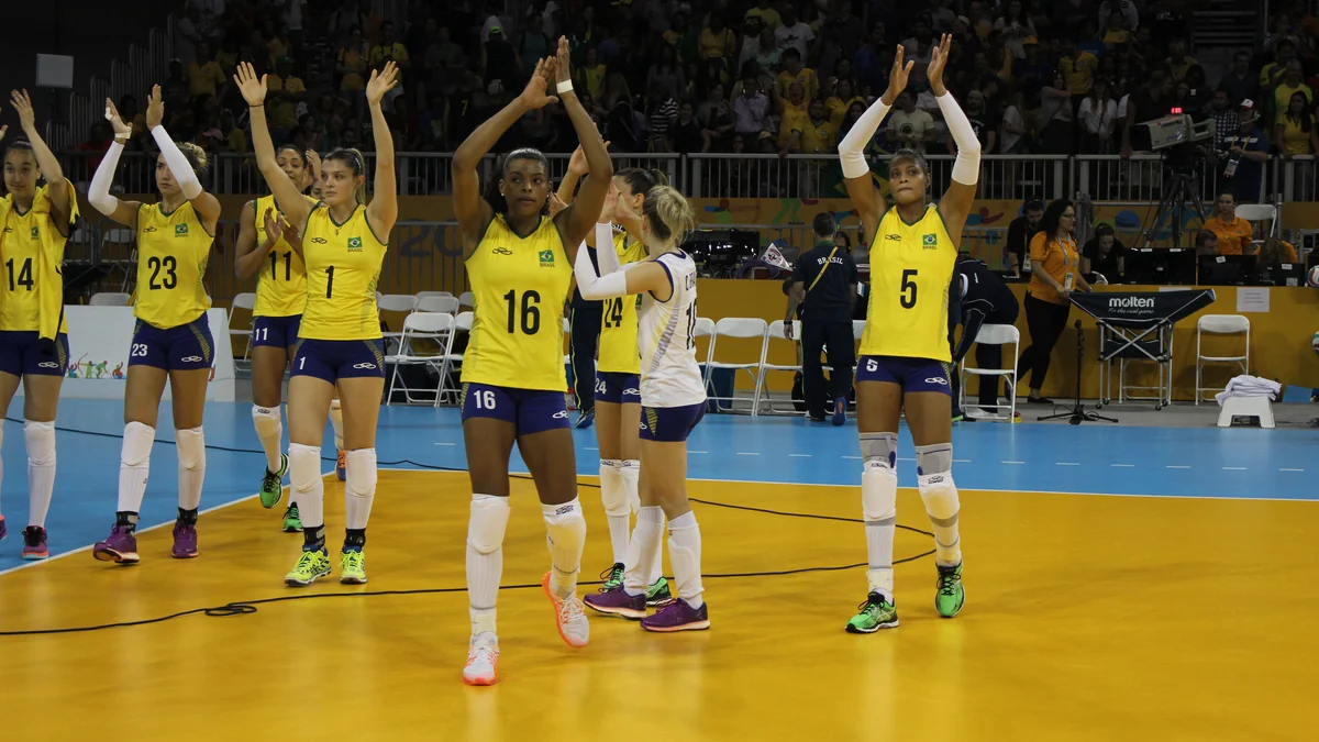 Jugadoras de la selección brasileña femenina de voleibol aplauden al público en la cancha