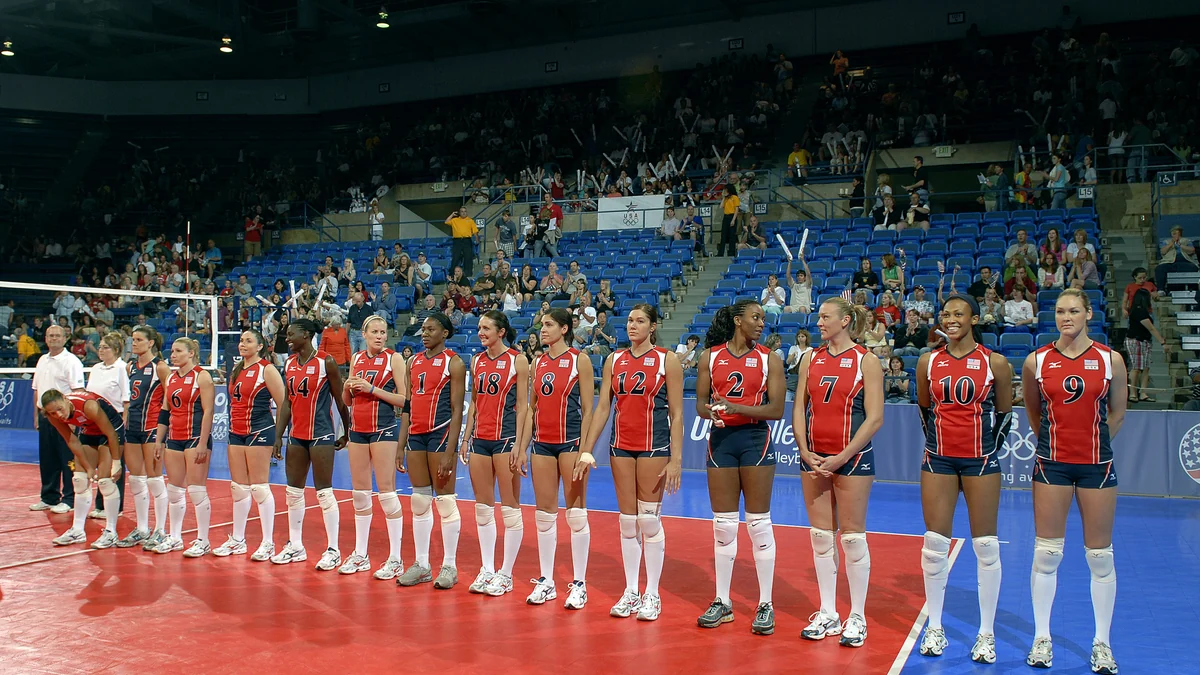 Selección femenina de voleibol de Estados Unidos formada junto a la red
