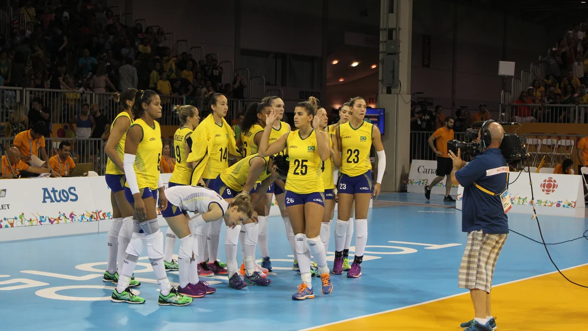 Jugadoras de la selección brasileña femenina de voleibol reunidas en la cancha ante una cámara