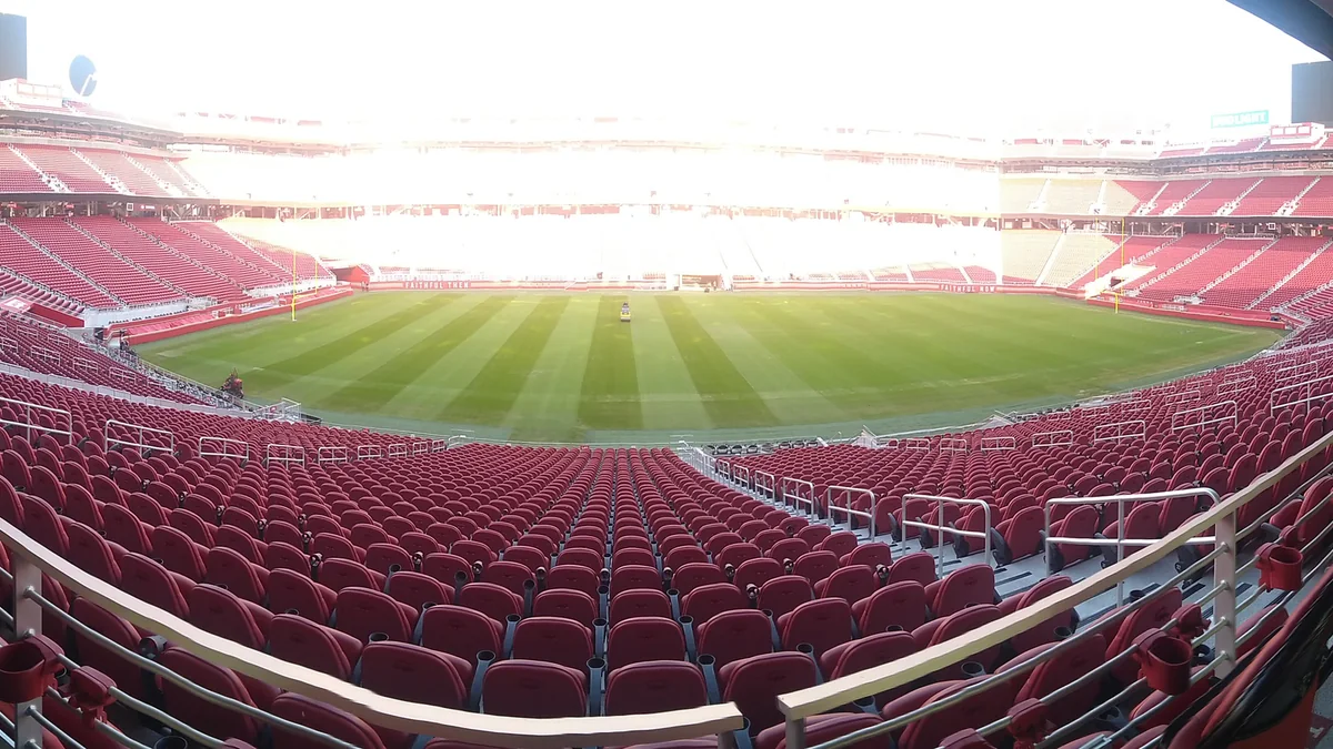 Tribunes rouges et terrain vide à l’intérieur du Levi’s Stadium