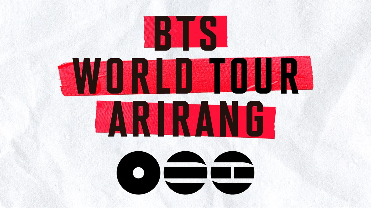 Logo BTS WORLD TOUR ARIRANG en lettres noires sur des bandes rouges et un fond blanc