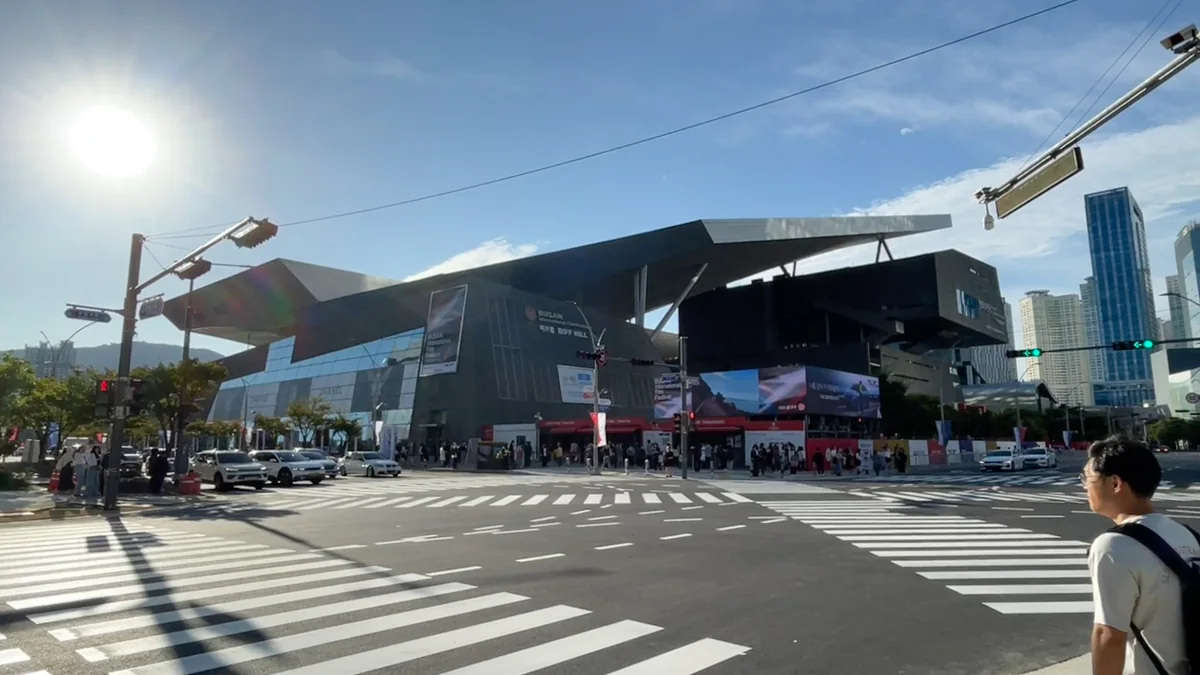 Busan Cinema Center visto do outro lado de um cruzamento, sob céu azul