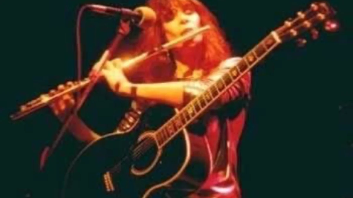 Rita Lee chantant lors d'une prestation en direct.