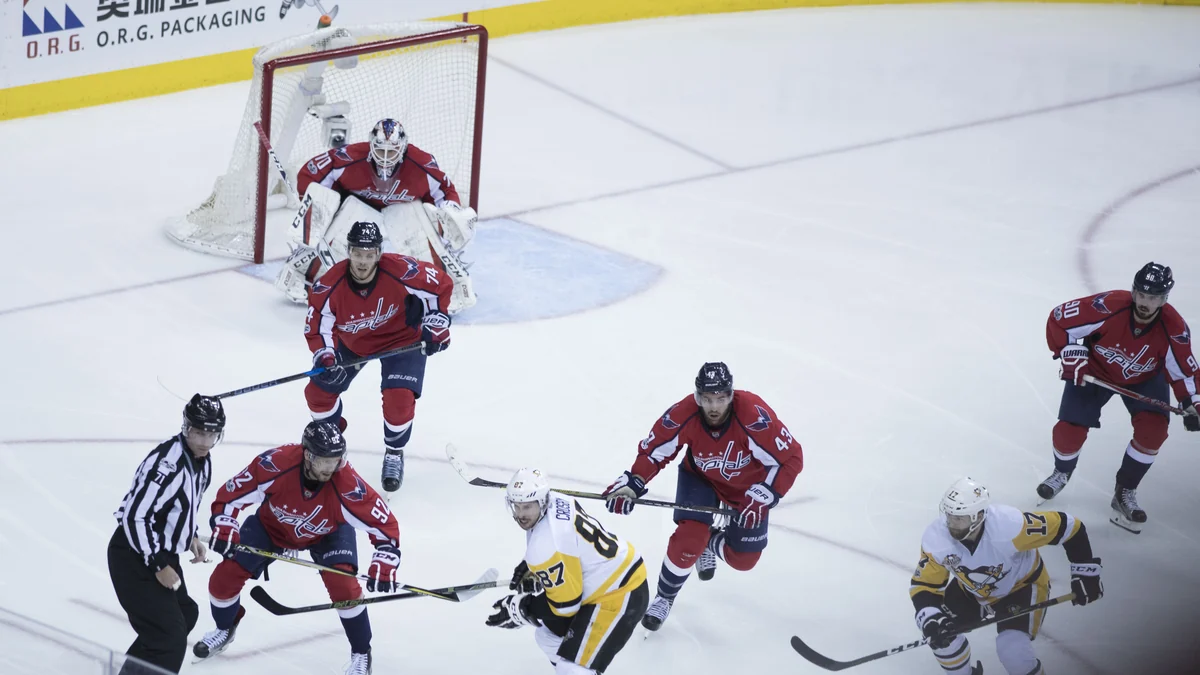Des joueurs des Washington Capitals et des Pittsburgh Penguins disputent le palet devant la cage des Capitals