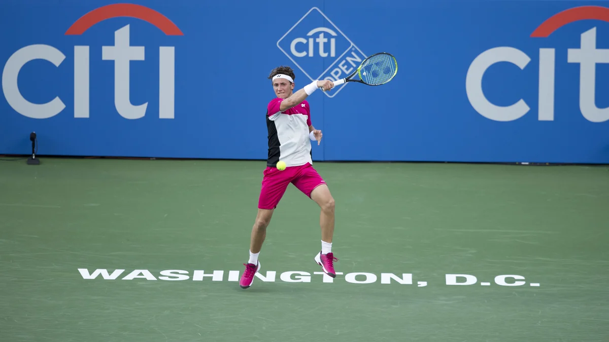 Casper Ruud rebate uma bola em quadra dura no Citi Open