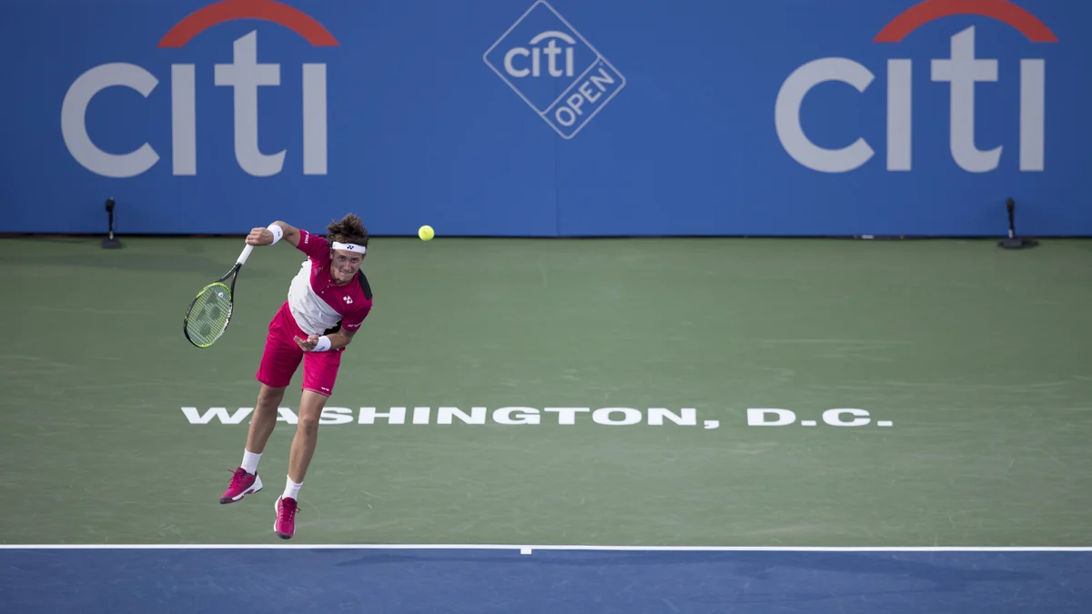 Casper Ruud saca em uma quadra dura durante o Citi Open