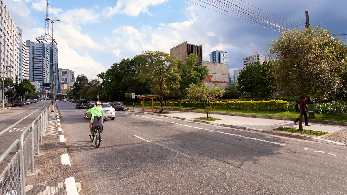 Vista de Rua Vergueiro con un ciclista, árboles y el edificio del Centro Cultural São Paulo