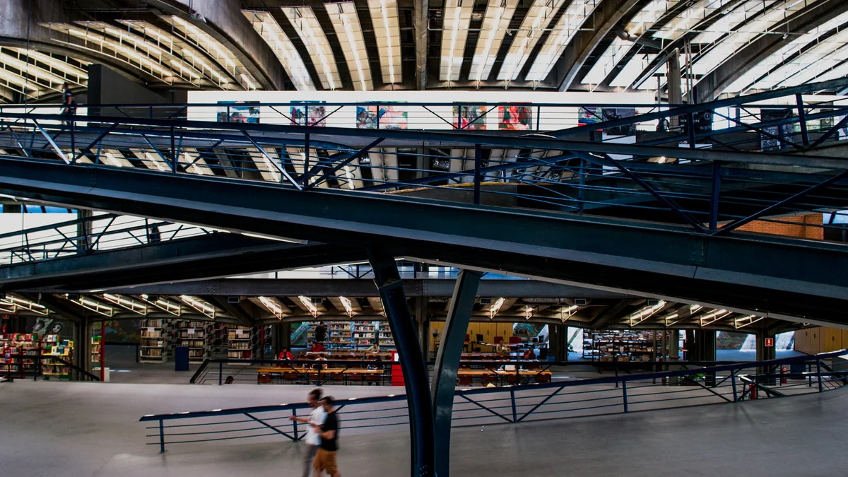 Vaste intérieur du CCSP avec passerelles métalliques, rayonnages et tables de lecture