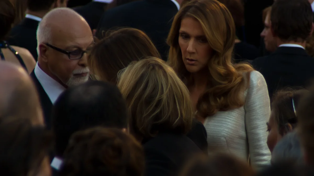 Céline Dion échange avec plusieurs personnes lors d’un événement officiel entourée d’invités