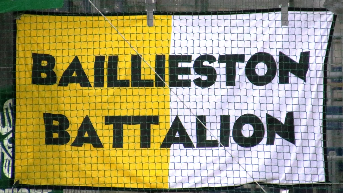 Banderole jaune et blanche portant l’inscription Baillieston Battalion