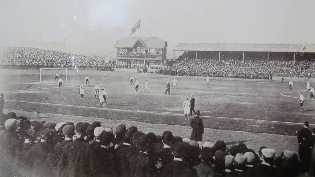 Photographie historique en noir et blanc d’un match de football dans un Celtic Park rempli