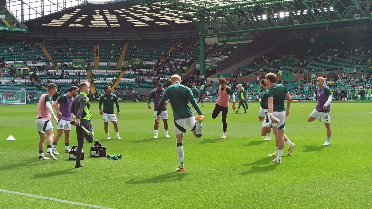Des joueurs du Celtic s’échauffent sur la pelouse du Celtic Park devant les tribunes