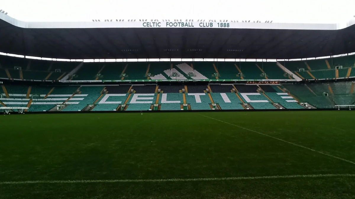 Vue de la pelouse et des tribunes vides du Celtic Park