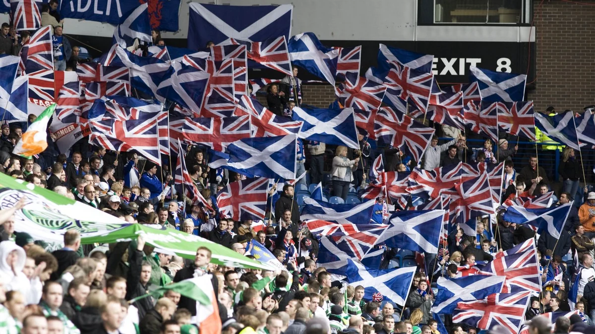 Des supporters en tribune agitent des drapeaux écossais et britanniques