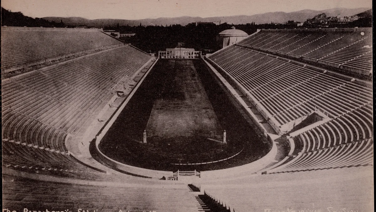 Vista histórica em preto e branco das arquibancadas e da pista do Estádio Panatenaico, em Atenas
