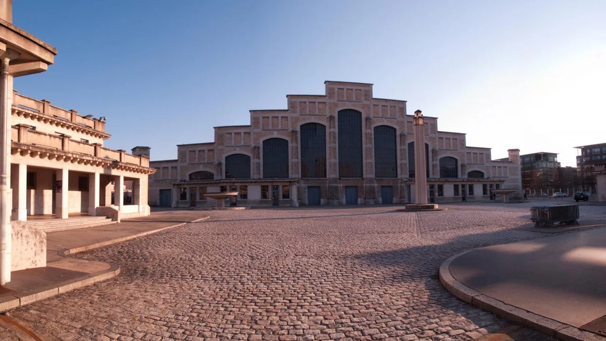 Façade de la Halle Tony Garnier devant une vaste place pavée
