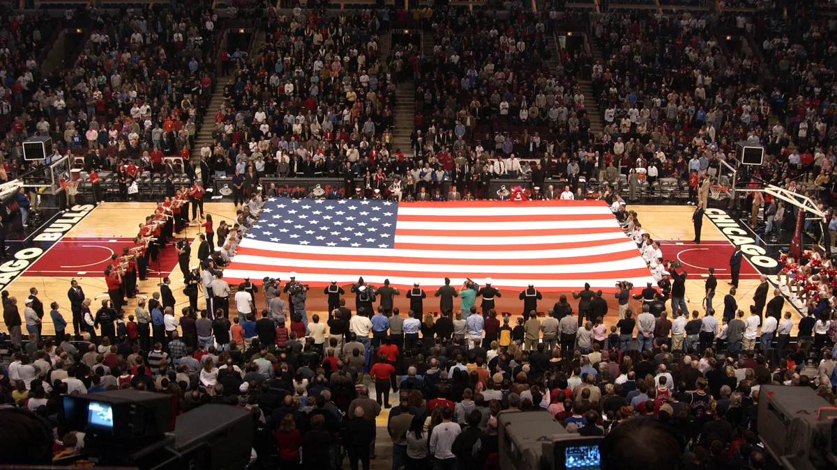 Drapeau des États-Unis déployé sur le parquet du United Center devant les tribunes