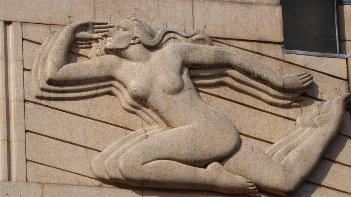 Bas-relief en pierre représentant une figure féminine allongée, les bras tendus