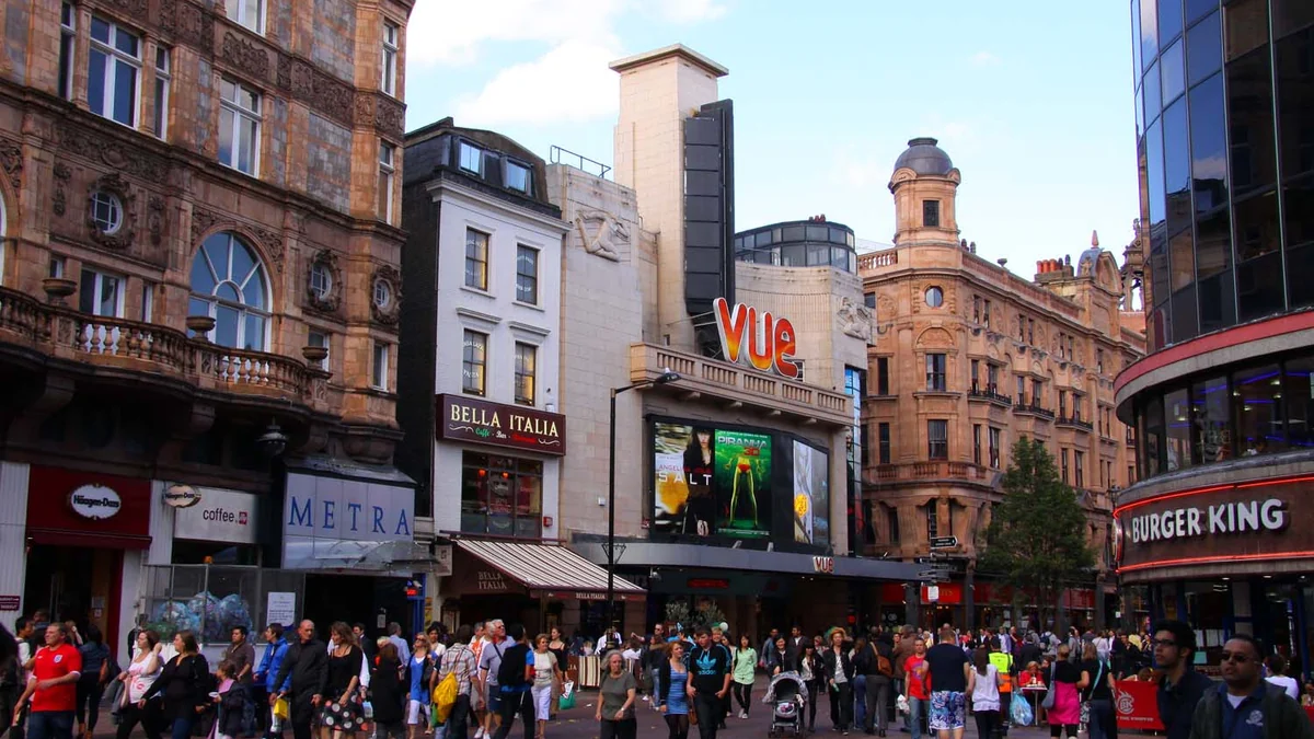 Façade du cinéma Vue à Leicester Square, entourée d’immeubles et de piétons