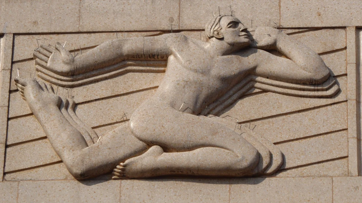 Bas-relief en pierre représentant une figure humaine allongée sur une façade
