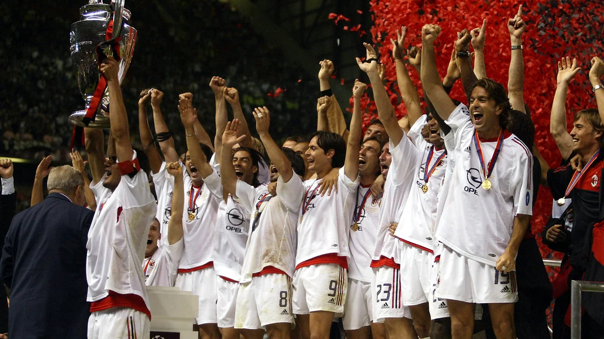 Les joueurs de l’AC Milan célèbrent en soulevant la Coupe d’Europe sous des confettis rouges