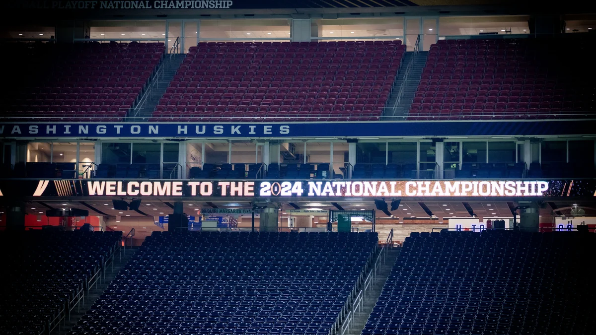Arquibancadas de estádio e painel luminoso de boas-vindas ao campeonato nacional de 2024