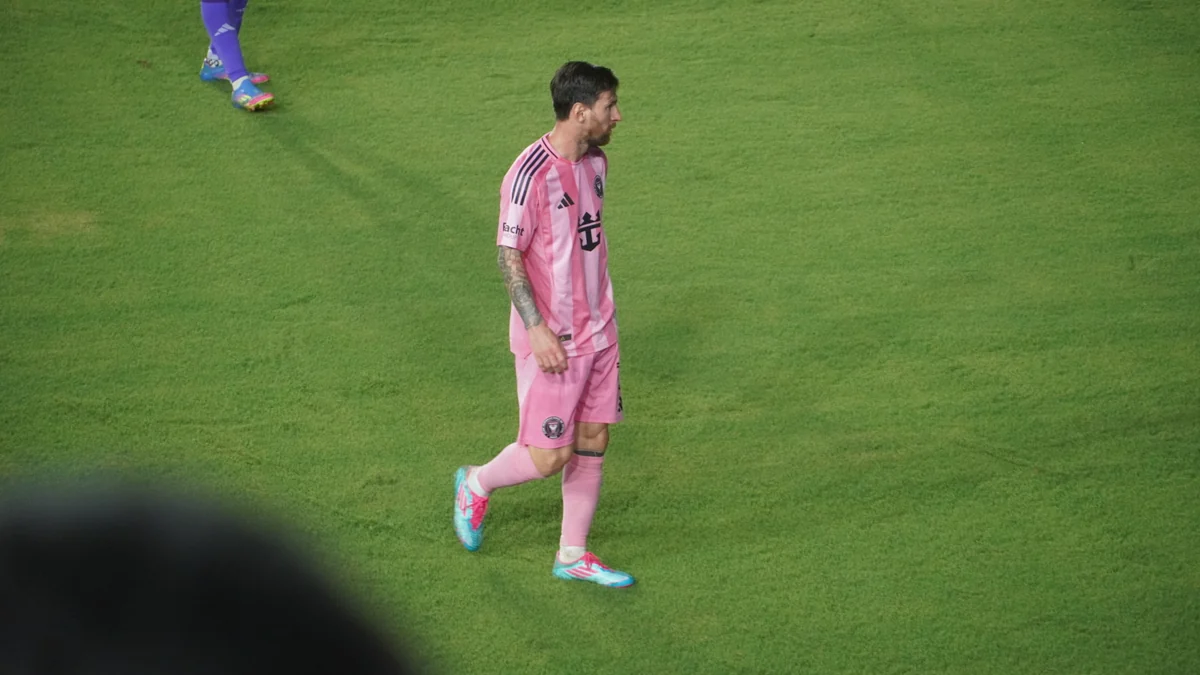 Lionel Messi walking on the pitch in Inter Miami’s pink kit