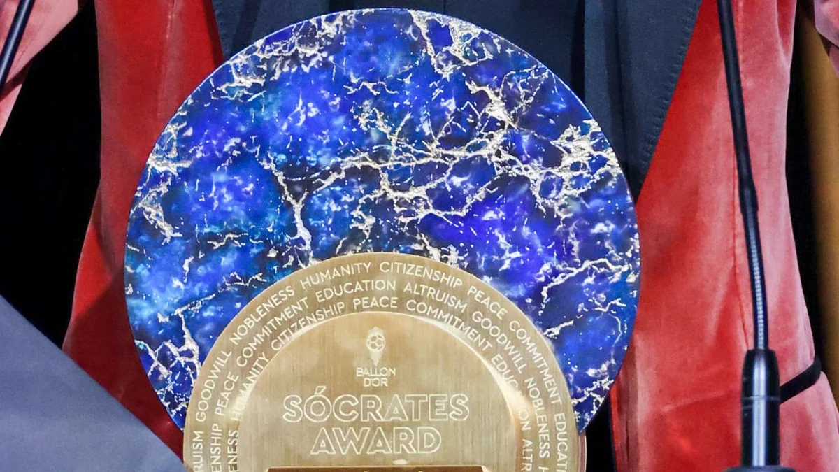 Sócrates Award trophy with a blue disc behind it