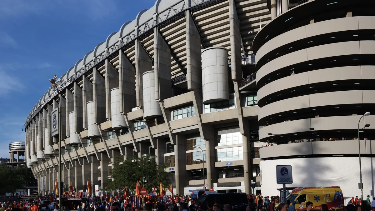 Fachada externa do Estádio Santiago Bernabéu, com público reunido diante do edifício