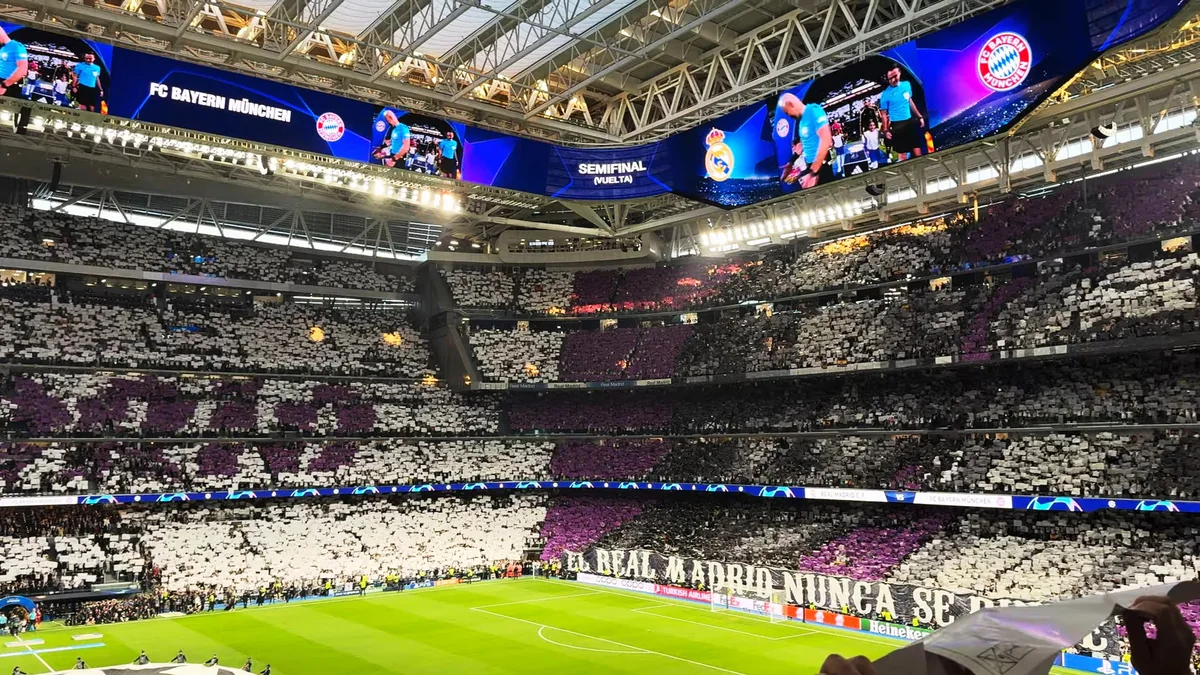 Arquibancadas do Santiago Bernabéu cobertas por mosaico antes de jogo entre Real Madrid e Bayern München