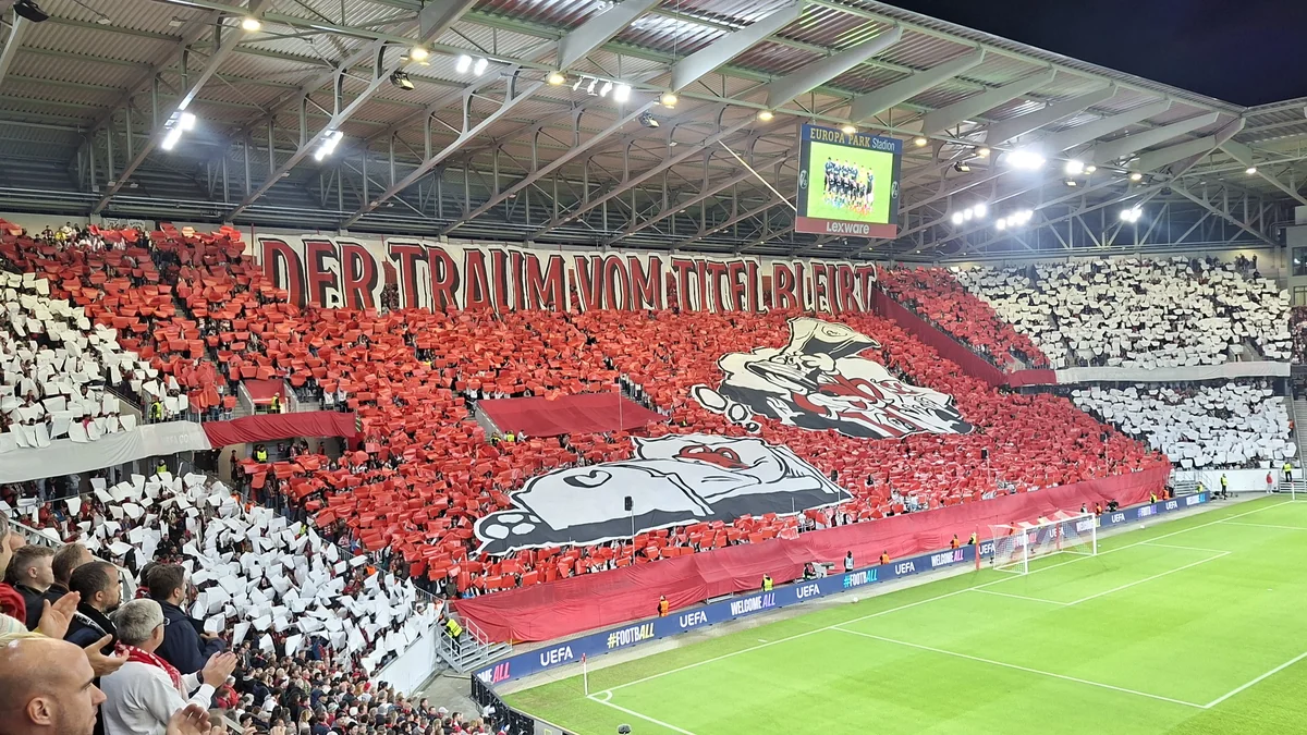 Torcida forma um mosaico vermelho, branco e preto em uma arquibancada coberta