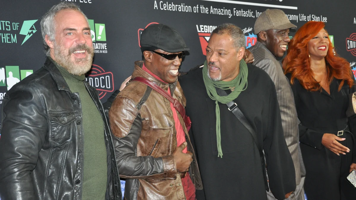 Laurence Fishburne conversa con Wesley Snipes en una alfombra roja junto a otros invitados