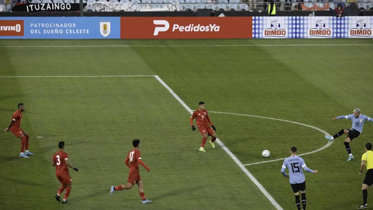 Arrascaeta remata desde fuera del área ante jugadores de Panamá