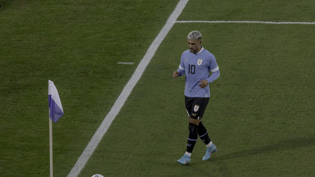 Arrascaeta, con la camiseta número 10 de Uruguay, camina junto al banderín de córner