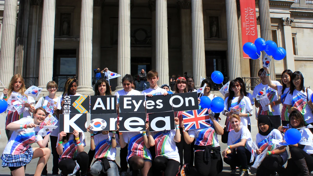 Un grupo ante la National Gallery sostiene carteles con la frase All Eyes On Korea