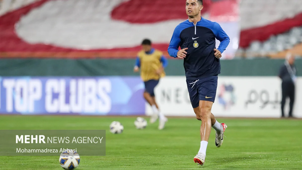 Cristiano Ronaldo court sur la pelouse pendant l’échauffement avec la tenue d’entraînement bleue d’Al-Nassr