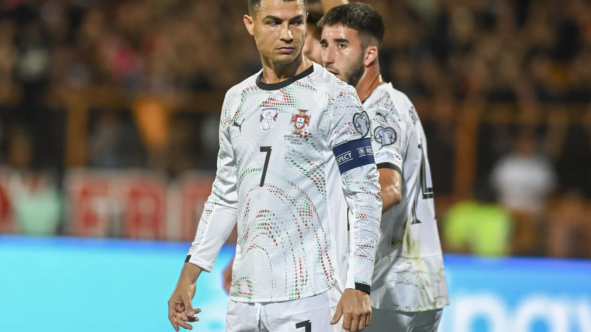 Cristiano Ronaldo em primeiro plano com a camisa branca número 7 e a braçadeira de capitão de Portugal