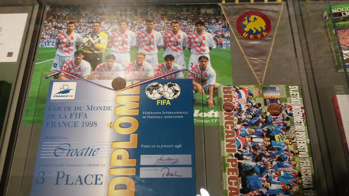 Foto da seleção croata, certificado da Copa do Mundo de 1998 e outros objetos em vitrine