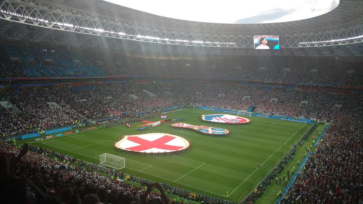 Stade plein avec les drapeaux de l’Angleterre et de la Croatie déployés sur la pelouse
