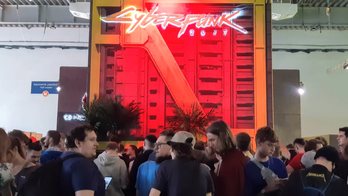 Public devant un stand rouge Cyberpunk 2077 dans un salon du jeu vidéo