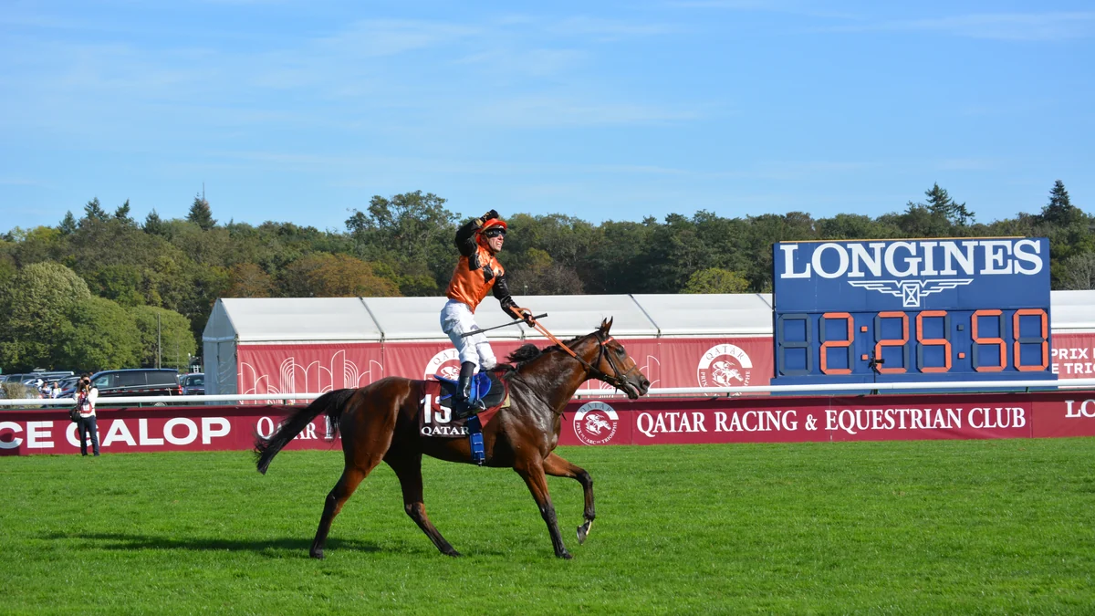 Cristian Demuro monta a Ace Impact sobre el césped de ParisLongchamp tras el Arc de 2023