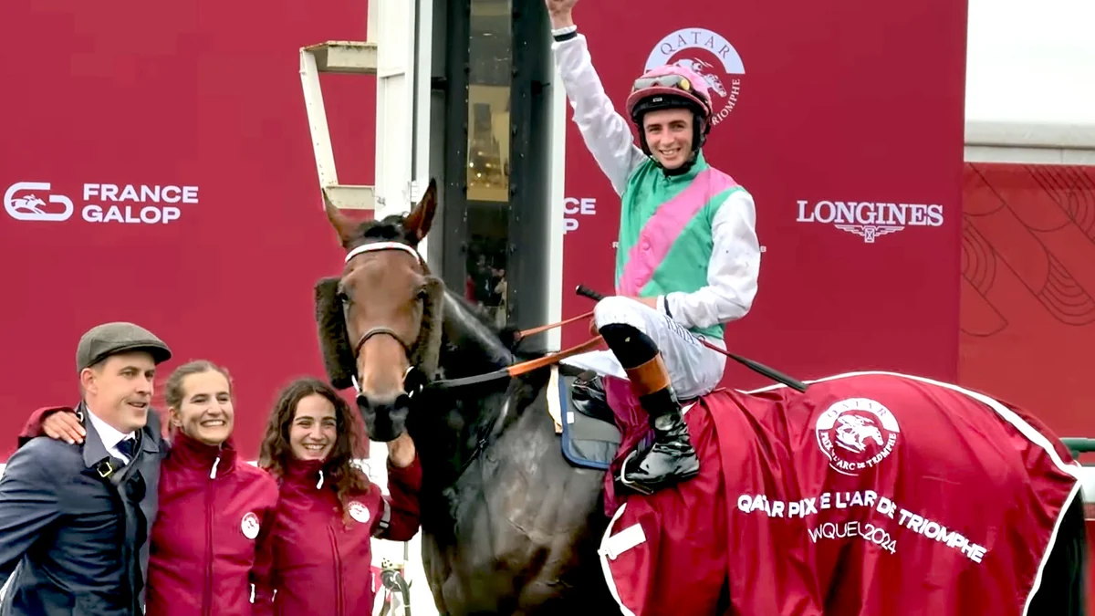 Jinete a caballo levanta el brazo durante la ceremonia del Prix de l’Arc de Triomphe de 2024