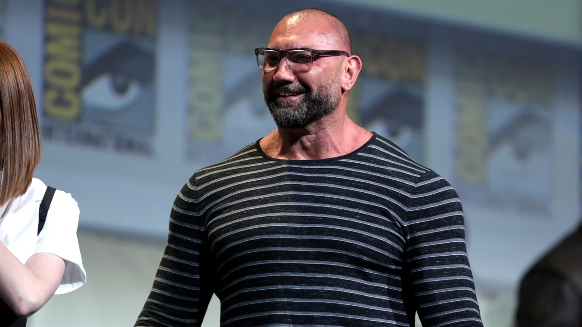 Dave Bautista em convenção de cultura pop diante de fãs e imprensa.