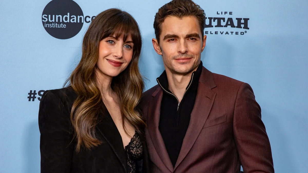 Alison Brie e Dave Franco sorriem para a câmera diante de um painel do Festival de Sundance.